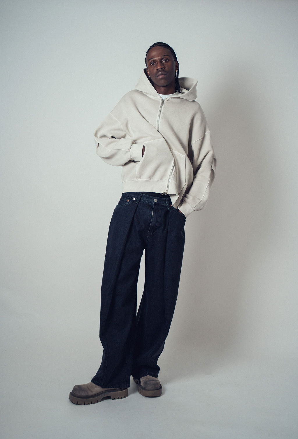 Howell Pleat Balloon Jeans Black | ODD EVEN