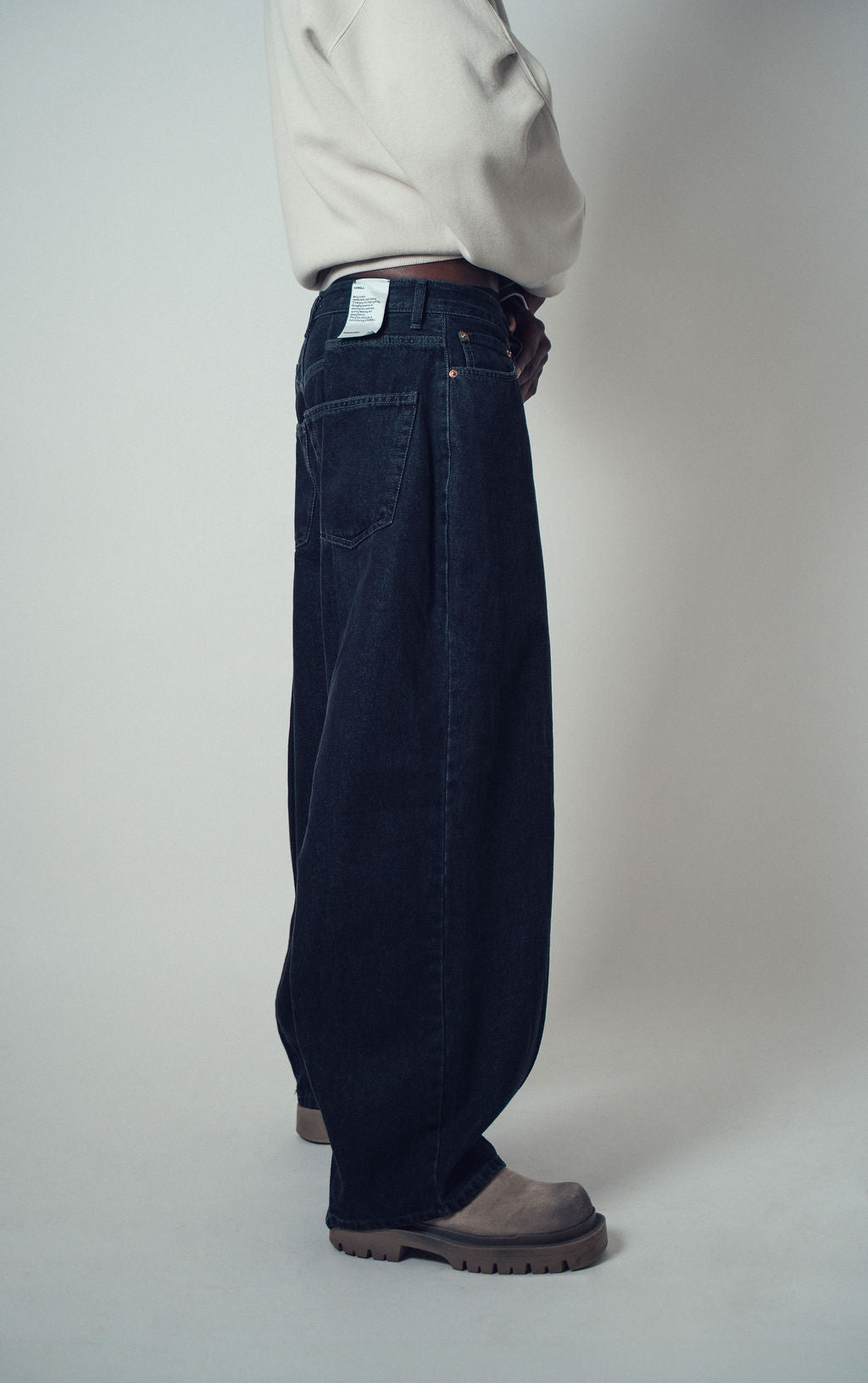 Howell Pleat Balloon Jeans Black | ODD EVEN