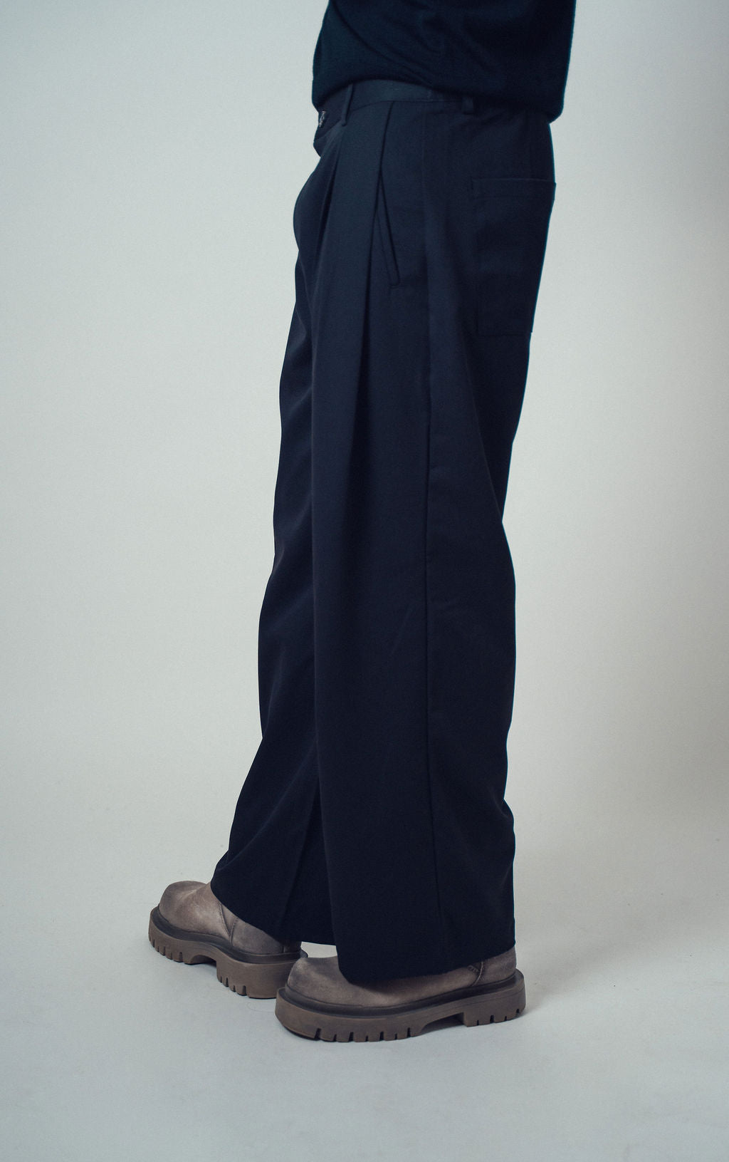 Margaret 2-Tuck Pants Black | ODD EVEN