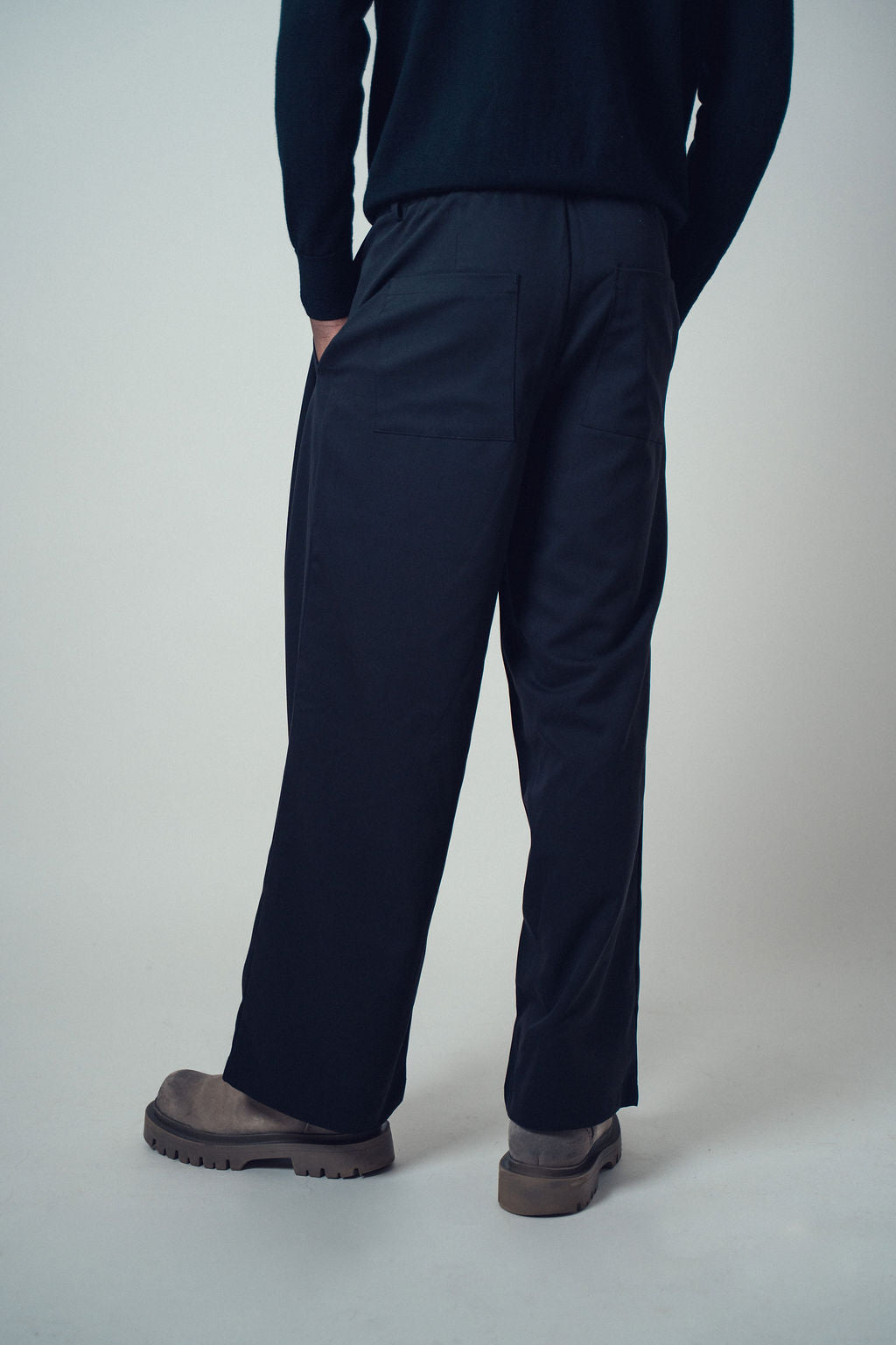 Margaret 2-Tuck Pants Black | ODD EVEN