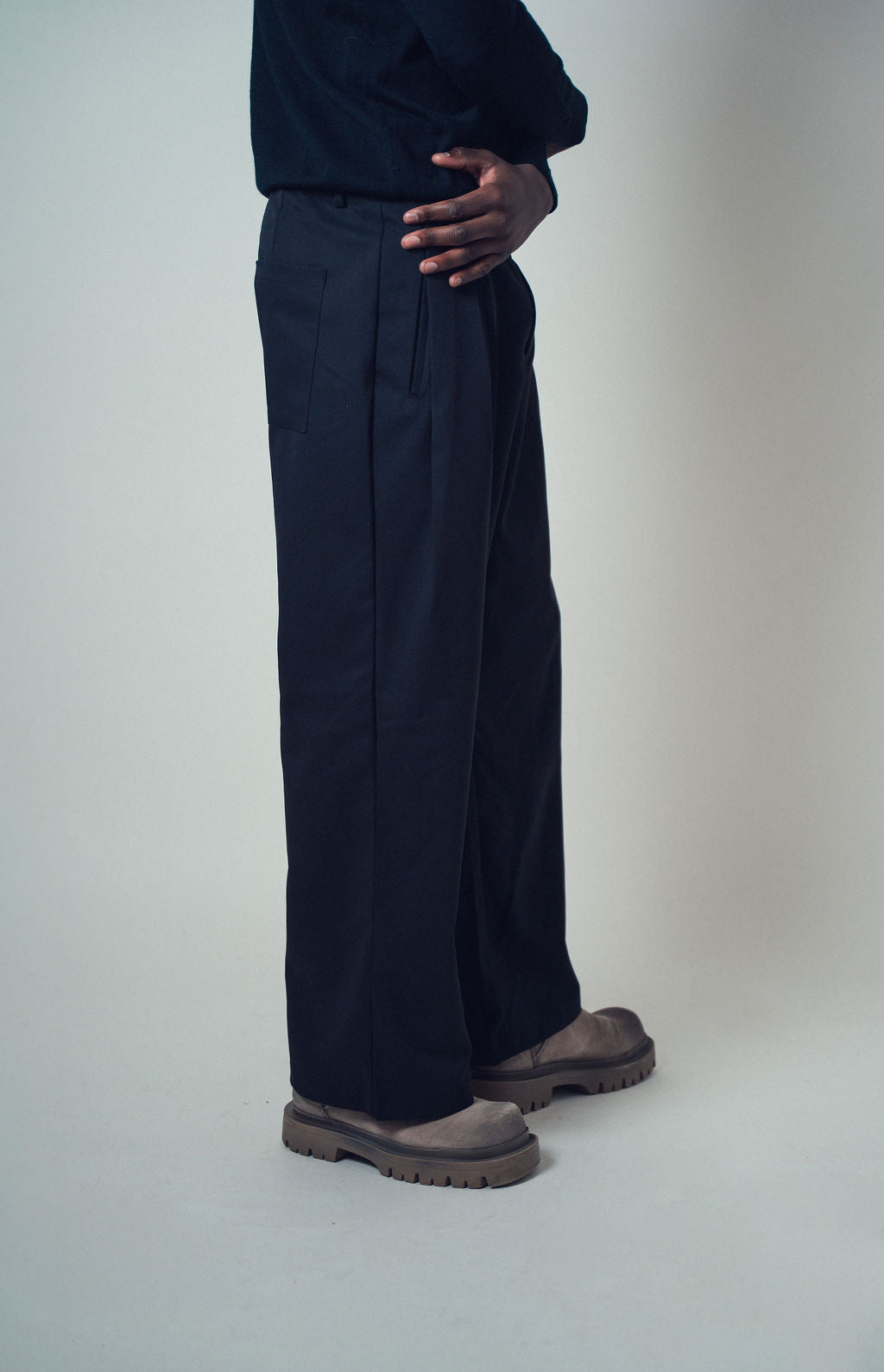 Margaret 2-Tuck Pants Black | ODD EVEN