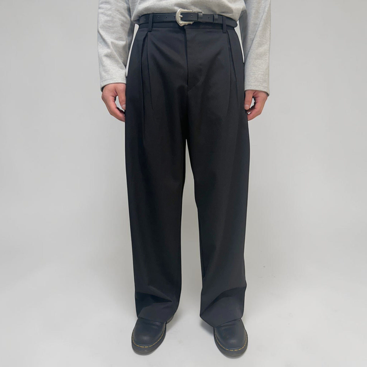 Margaret 2-Tuck Pants Black | ODD EVEN