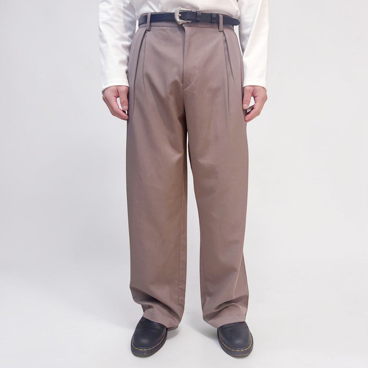 Invis-Able Margaret 2-Tuck Pants Brown | ODD EVEN