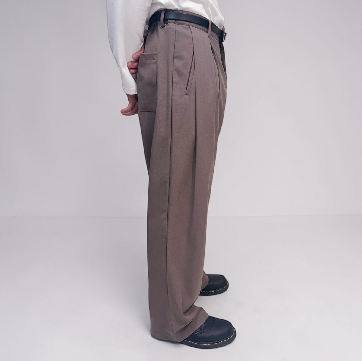 Invis-Able Margaret 2-Tuck Pants Brown | ODD EVEN