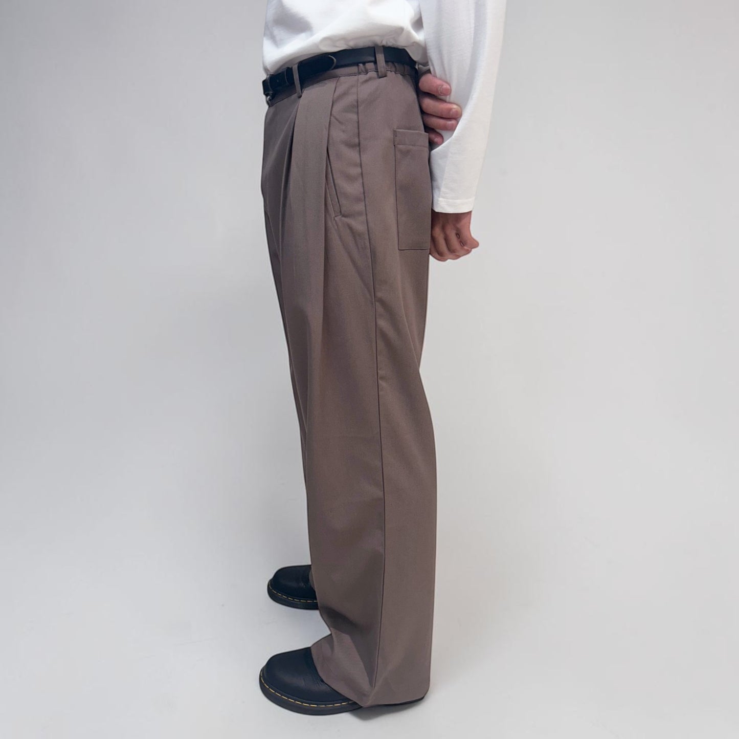 Invis-Able Margaret 2-Tuck Pants Brown | ODD EVEN