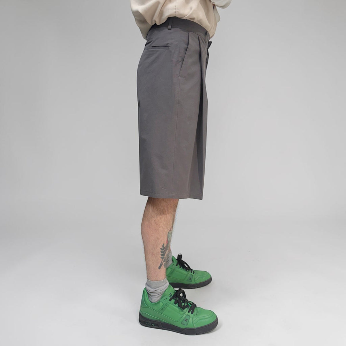 Senne Capital Pleated Shorts Charcoal | ODD EVEN