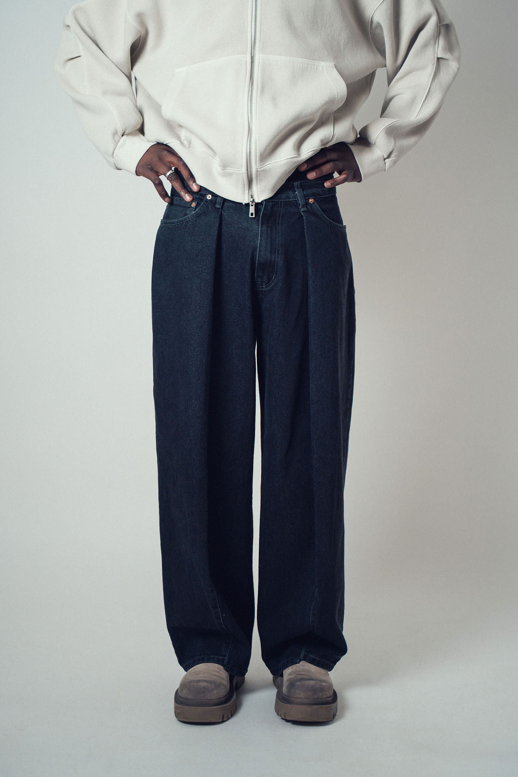 Howell Pleat Balloon Jeans Black | ODD EVEN